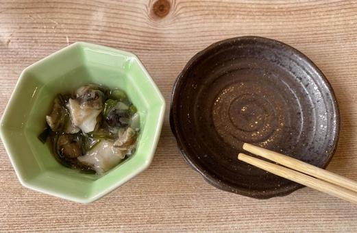 貝 ワカメ 酢の物 取り皿 貝 ワカメ 酢の物 取り皿の写真