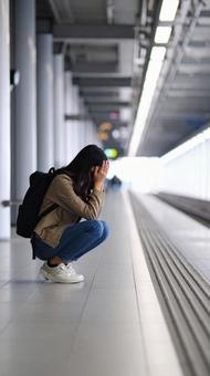 落ち込む女性 落ち込む女性の写真