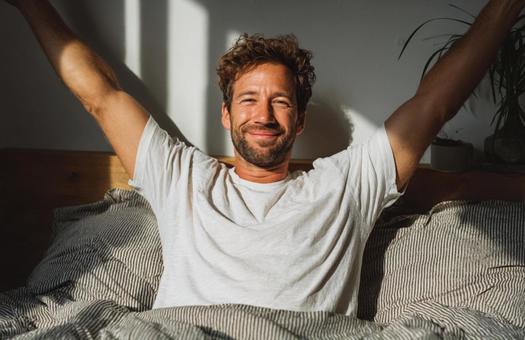 幸せな目覚め：ベッドでのリラックスタイムの写真