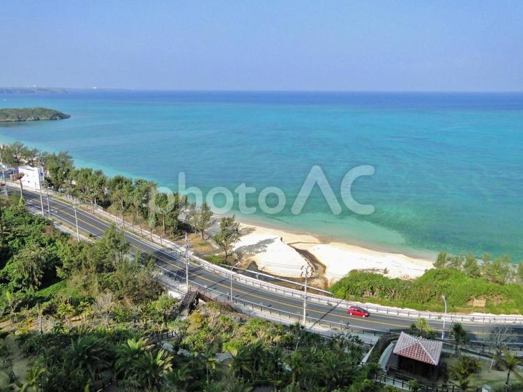 エメラルドグリーンの美しい海と青い空 海,沖縄,エメラルドグリーンの写真素材
