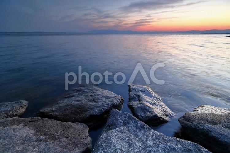 静寂に包まれる夕暮れの湖畔 夕景,湖,夕日の写真素材