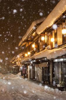 雪の夜|灯りがともる古い町並み_縦 雪の夜|灯りがともる古い町並み_縦 雪,冬,夜の写真素材