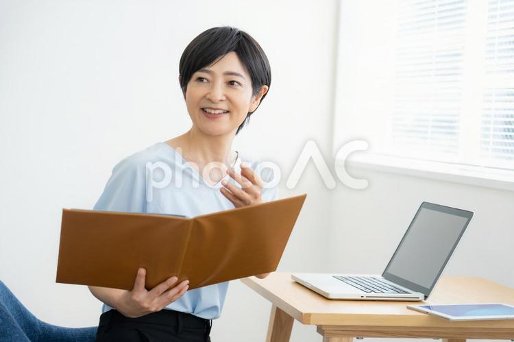 仕事をする女性 女性,人物,デスクワークの写真素材