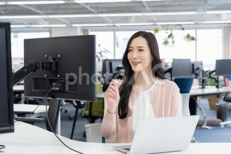 オフィスカジュアルの若い女性エンジニア ビジネス,オフィス,エンジニアの写真素材