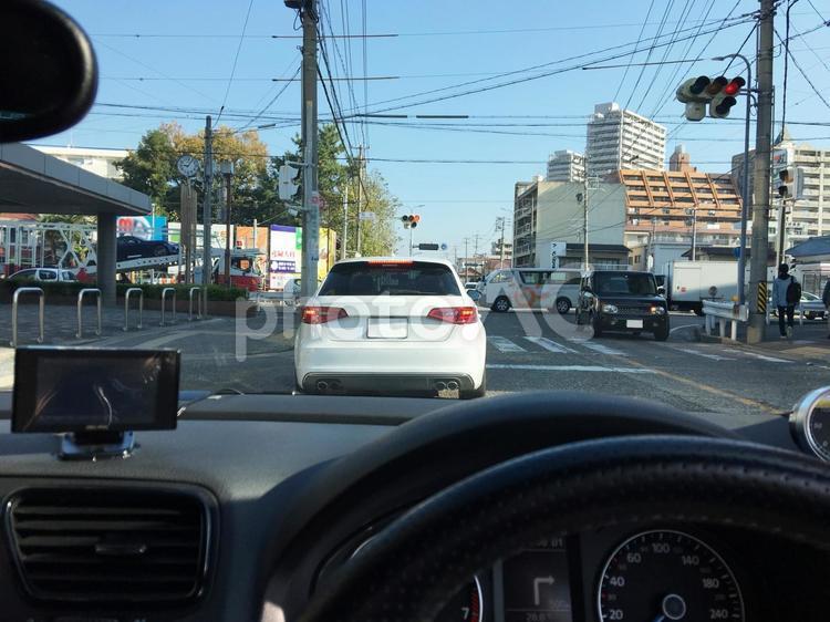 交差点での信号待ち 信号待ち,交差点,運転の写真素材
