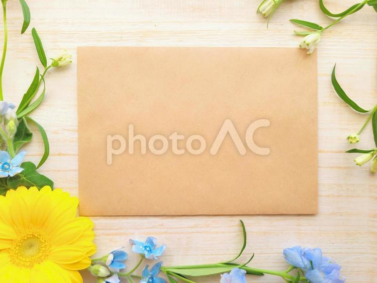 ガーベラと水色の花のメッセージボード メッセージカード,手紙,花の写真素材