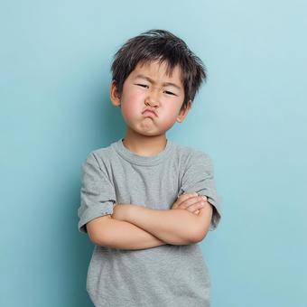 イライラした様子の、生意気な雰囲気の子供 イライラした様子の、生意気な雰囲気の子供の写真