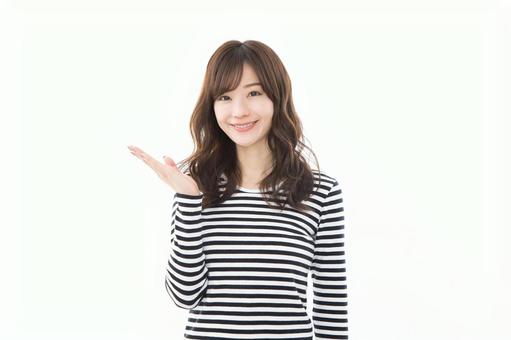 若い女性 ボーダー 指差し 手のひら 若い女性 ボーダー 指差し 手のひらの写真