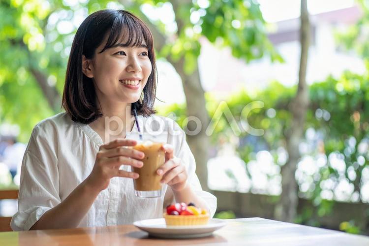 カフェのテラス席でお茶をする女性 女性,日本人,人物の写真素材
