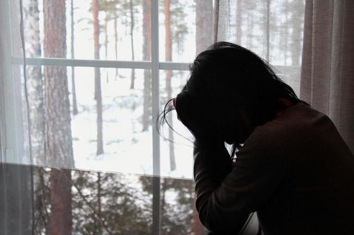 うなだれる女性 うなだれる女性の写真