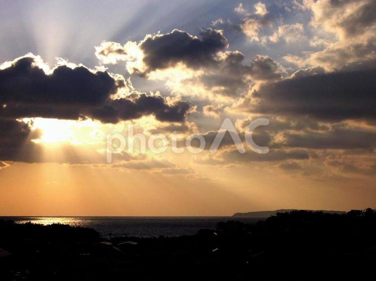 光芒～雲間から射す神からの光 光芒,スピリチュアル,ヒーリングの写真素材