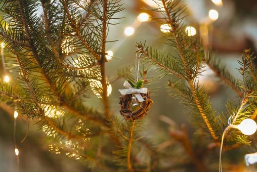 クリスマスツリーのリースの飾り クリスマスツリーのリースの飾りの写真