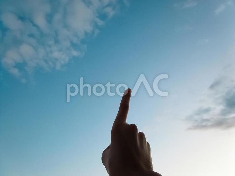 空と指差す手 示す,人差し指,若いの写真素材