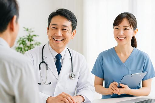 医師と看護師が笑顔で患者に対応している 医師と看護師が笑顔で患者に対応しているの写真