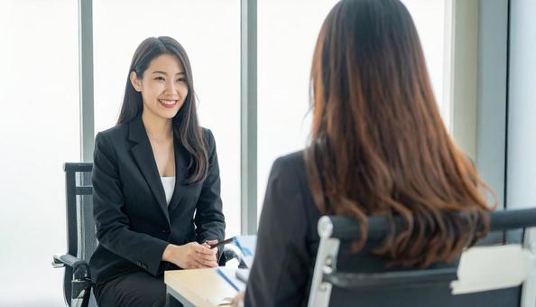 就職面接を受ける就活生の後ろ姿と面接官 就職面接を受ける就活生の後ろ姿と面接官の写真