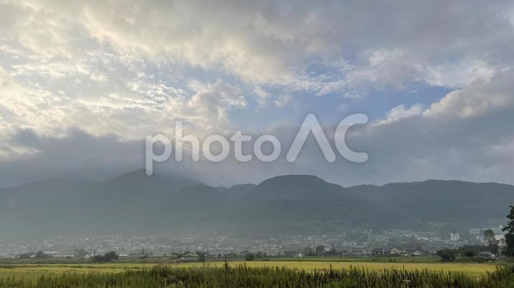 山間の町並み風景 地形,朝霧,田舎の写真素材
