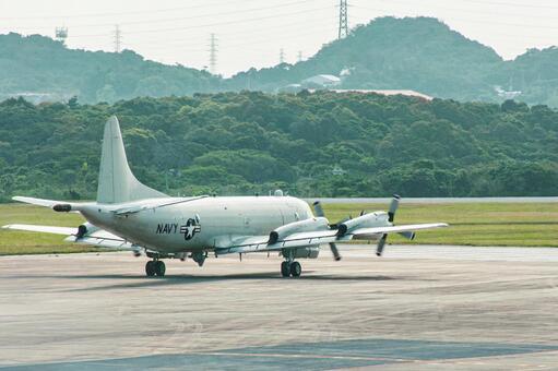 沖縄嘉手納基地で滑走準備する米海軍機 米軍,ネイビー,飛行機の写真素材