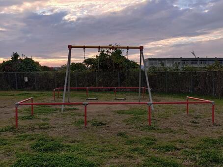 夕暮れの寂し気な公園 ブランコ,公園,遊具の写真素材