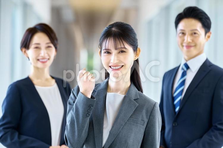 ガッツポーズ　ビジネスマン　複数 ビジネスウーマン,チーム,ガッツポーズの写真素材