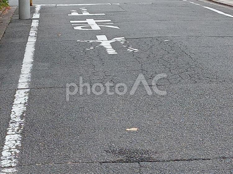 道路の「止まれ」の文字が薄くなっている 道路,止まれ,うすいの写真素材
