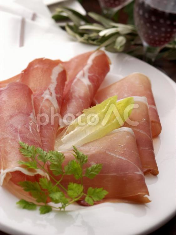 生ハムの前菜 肉,薬味,レモンの写真素材