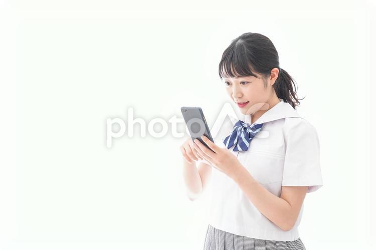 スマホを使う学生 スマホ,スマートフォン,携帯の写真素材
