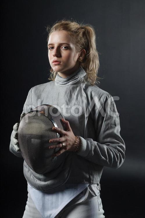 フェンシング選手の女性（黒背景）18 フェンシング,フェンシング選手,フェンサーの写真素材