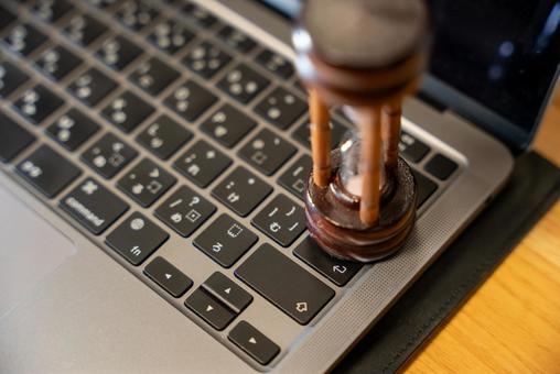 デジタルとアナログな時間 キーボード,ノートパソコン,砂時計の写真素材