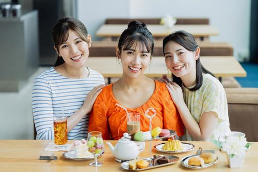 カフェでアフタヌーンティーをする若い女性 カフェでアフタヌーンティーをする若い女性 アフタヌーンティー,ヌン活,女性の写真素材