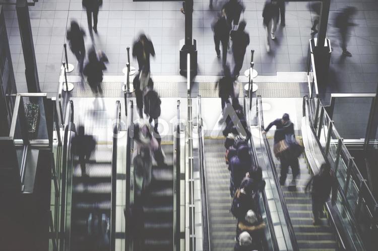 エスカレーターを利用する人々 エスカレーター,エスカレータ,ビジネスマンの写真素材