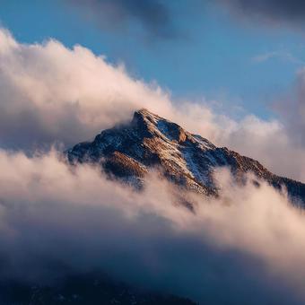 雲の動きが神秘的な山のタイムラプス 雲の動きが神秘的な山のタイムラプスの写真