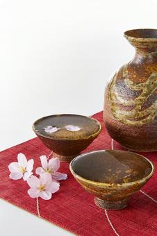 桜、酒、和風テイスト 桜、酒、和風テイスト 酒,桜,花びらの写真素材