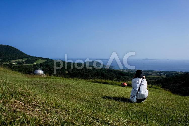 ＜素材＞夏の公園で虫取りをする親子 女性,空,山登りの写真素材