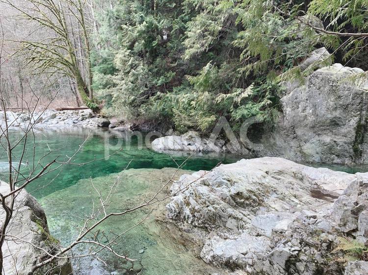 緑色の透き通った水と大きな岩 水域,自然,川の写真素材