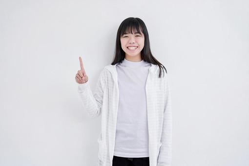 A junior high school girl pointing with a smile on a white background, học sinh trung học cơ sở, đàn bà, nhật bản, JPG