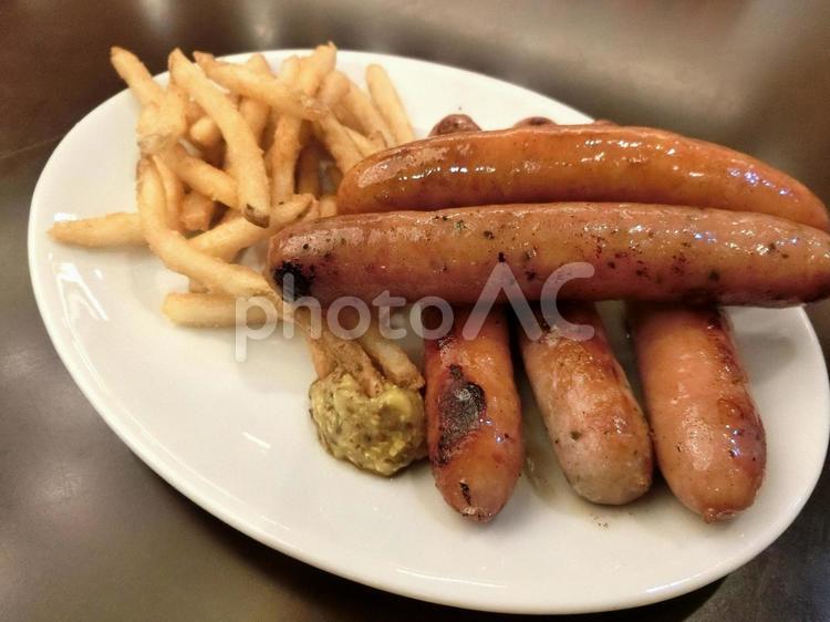 フライドポテトとソーセージ おいしい,お肉,つまみの写真素材