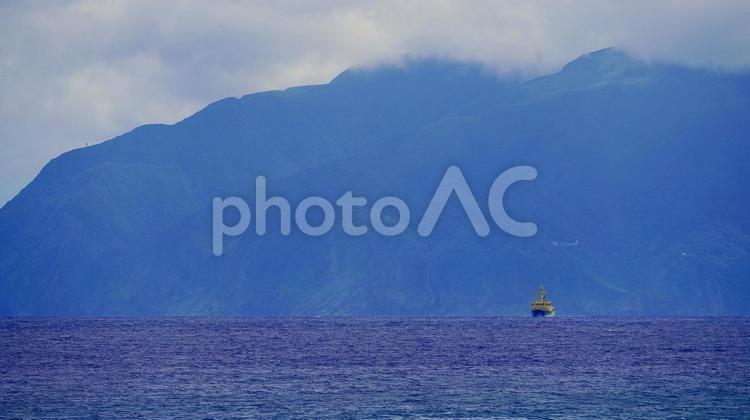 御蔵島をバックに航行する東海汽船　橘丸 橘丸,海,船の写真素材