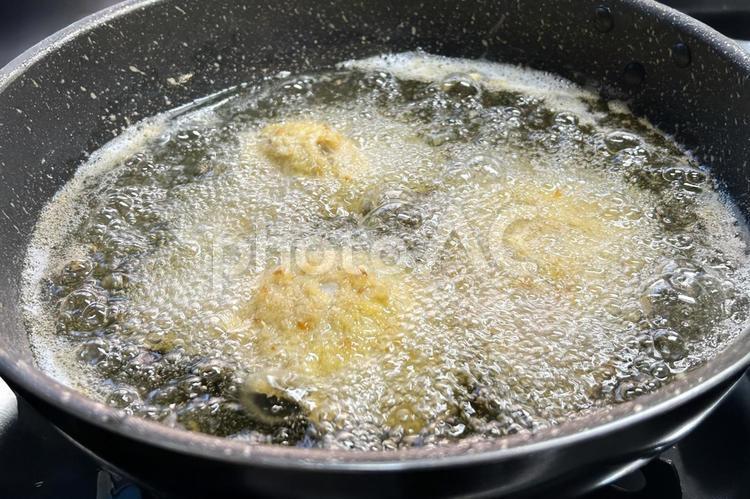  泡の中の一瞬 揚げ物,フライ,菜箸の写真素材
