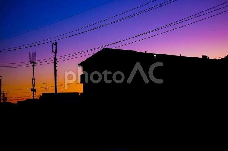 美しい夕焼けと建物シルエット 夕焼け,空,夕焼け空の写真素材