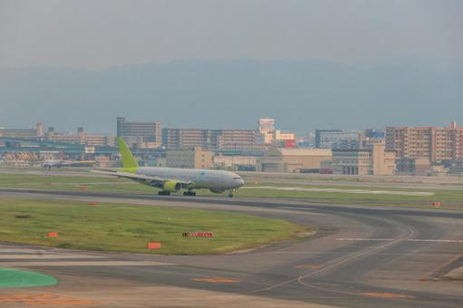 博多の空に沈む陽と飛行機 博多の空に沈む陽と飛行機の写真