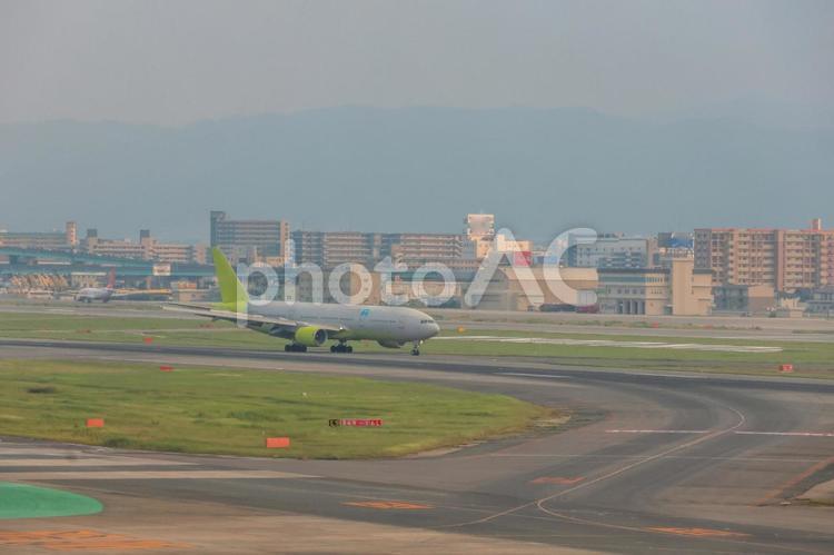 博多の空に沈む陽と飛行機 飛行機,航空機,旅客機の写真素材