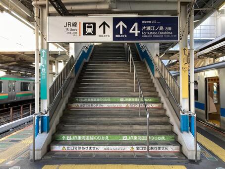 JR藤沢駅ホームと階段 神奈川県,藤沢市,jrの写真素材