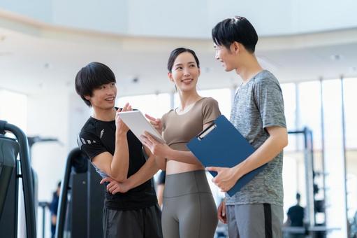 スポーツジムでトレーニングをする若い男女 スポーツジム,フィットネス,ダイエットの写真素材