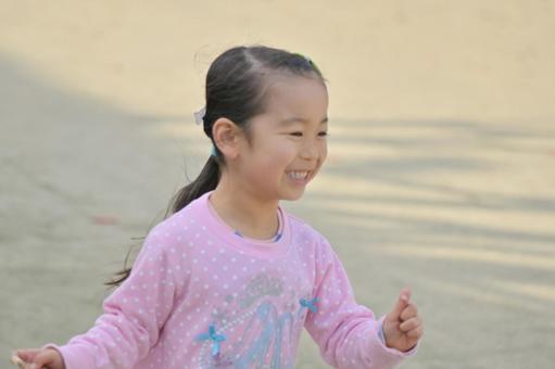 一個女孩在操場上笑著跑春秋1 一個女孩在操場上笑著跑春秋1