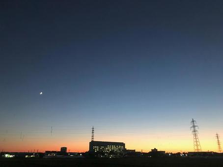黄昏時の空と月 黄昏時の空と月 夕焼け,夕暮れ,空の写真素材