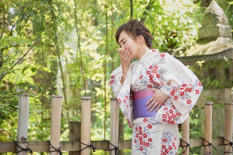 浴衣をきた体調不良の女性 気持ち悪い,吐き気,浴衣の写真素材
