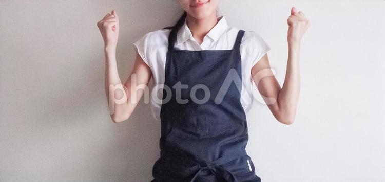 応援する女性(横長) ガッツポーズ,女性,応援の写真素材