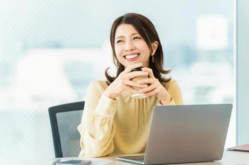 デスクワークをする女性・ビジネスウーマン デスクワークをする女性・ビジネスウーマン 女性,デスクワーク,パソコンの写真素材