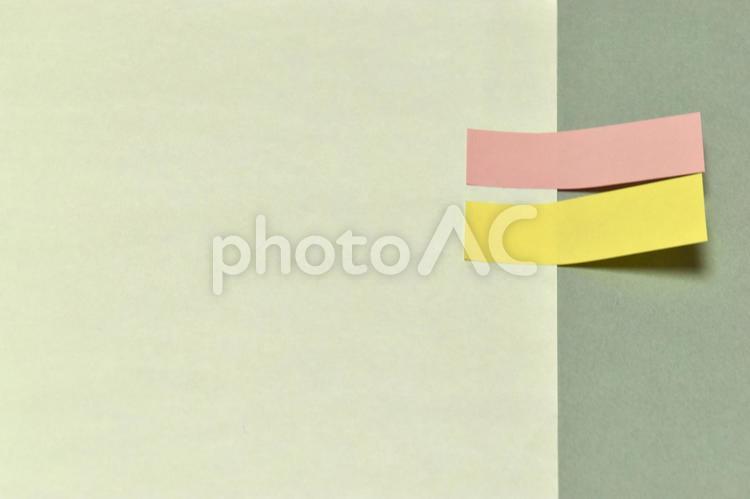 2色の付箋がついた紙 紙,付箋,白の写真素材