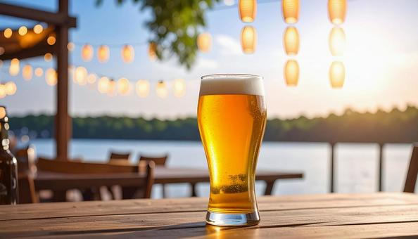 テーブルに置かれた生ビール テーブルに置かれた生ビールの写真